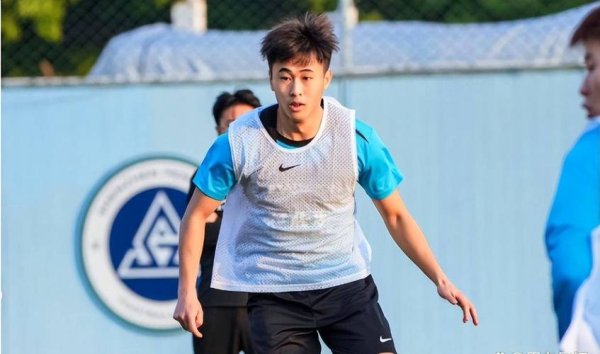 云开Kaiyun中国登录入口 流年不利！中国足坛26岁天才戴伟浚再遭重创，膝盖伤病成职业隐患