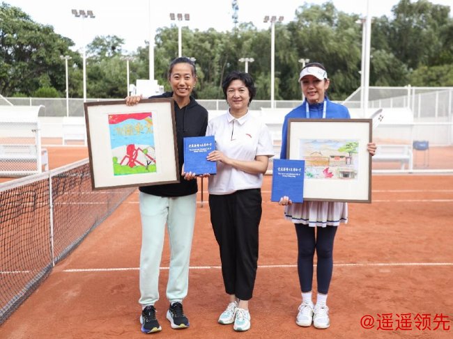 中国宋庆龄基金会基金部刘颖副部长赠送画册